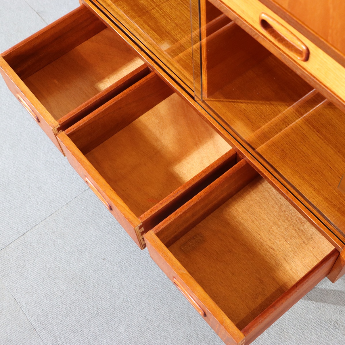 キャビネット。深い色味と艶が美しいチーク材北欧ヴィンテージ。落ち着いた印象。