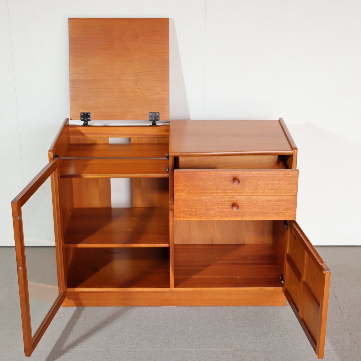 ネイサンNATHANキャビネット。チーク材の美しい質感が魅力のヴィンテージ。空間を引き締める存在感。