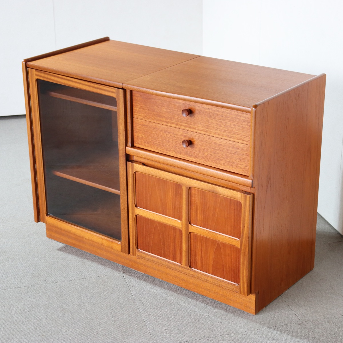 ネイサンNATHANキャビネット。チーク材の美しい質感が魅力のヴィンテージ。空間を引き締める存在感。