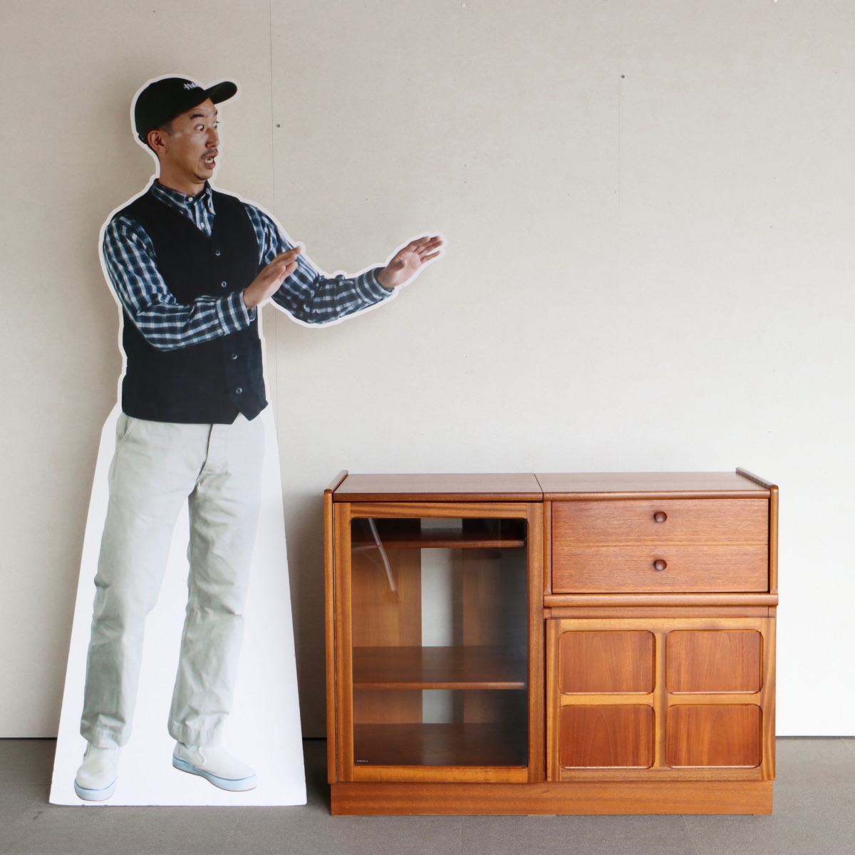 ネイサンNATHANキャビネット。チーク材の美しい質感が魅力のヴィンテージ。空間を引き締める存在感。