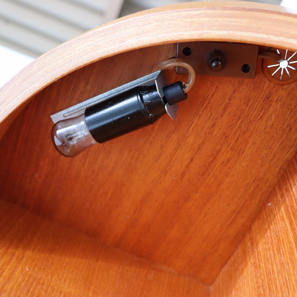 ネイサンNATHANキャビネット。チーク材の木目が美しいヴィンテージ家具。穏やかな艶をまとった上質な一台。