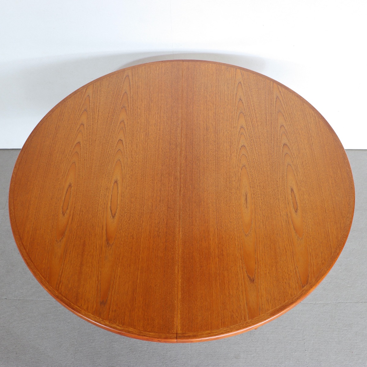 デンマーク製ラウンドダイニングテーブル。チーク材の自然な艶が映えるヴィンテージ。洗練された存在感。