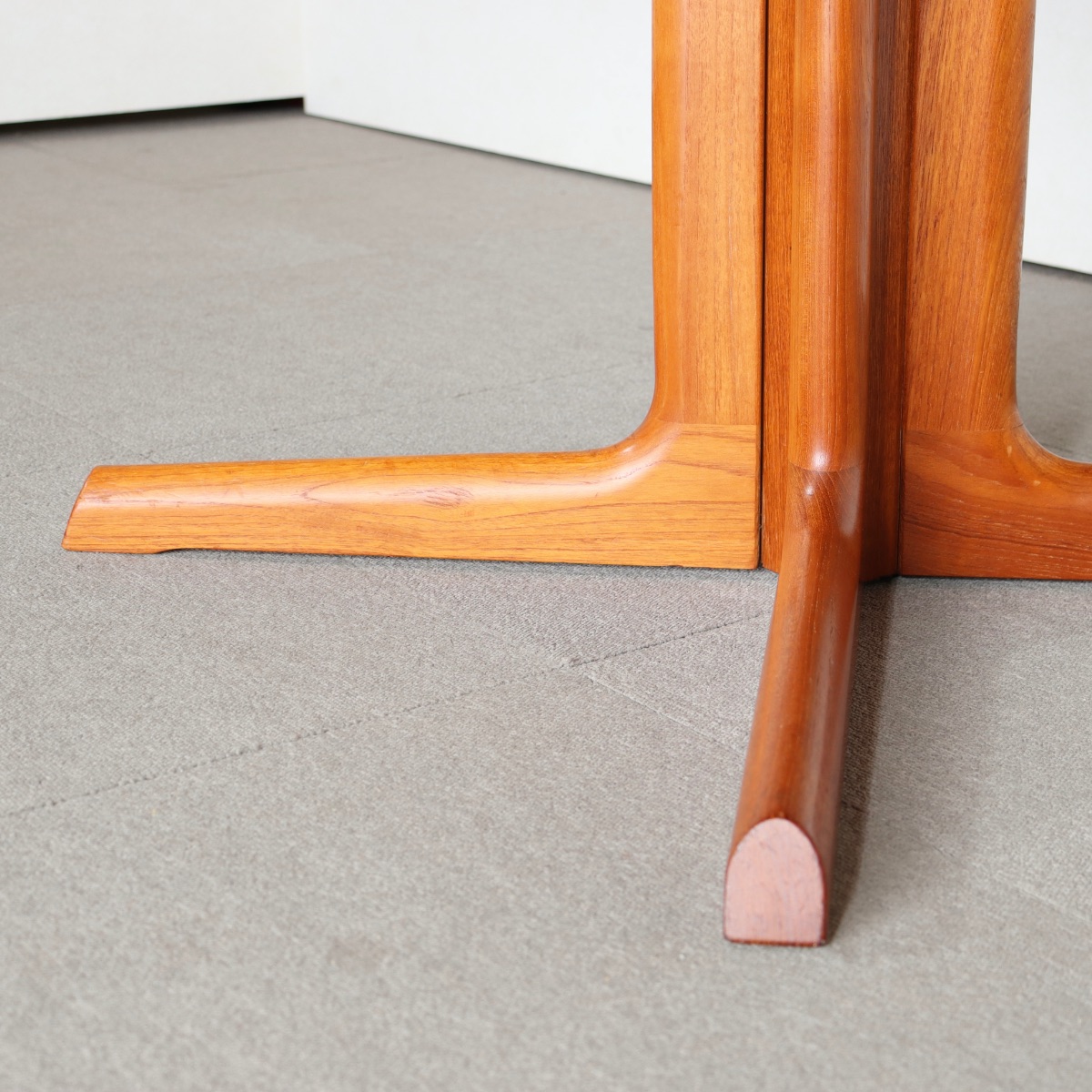 デンマーク製ラウンドダイニングテーブル。チーク材の自然な艶が映えるヴィンテージ。洗練された存在感。