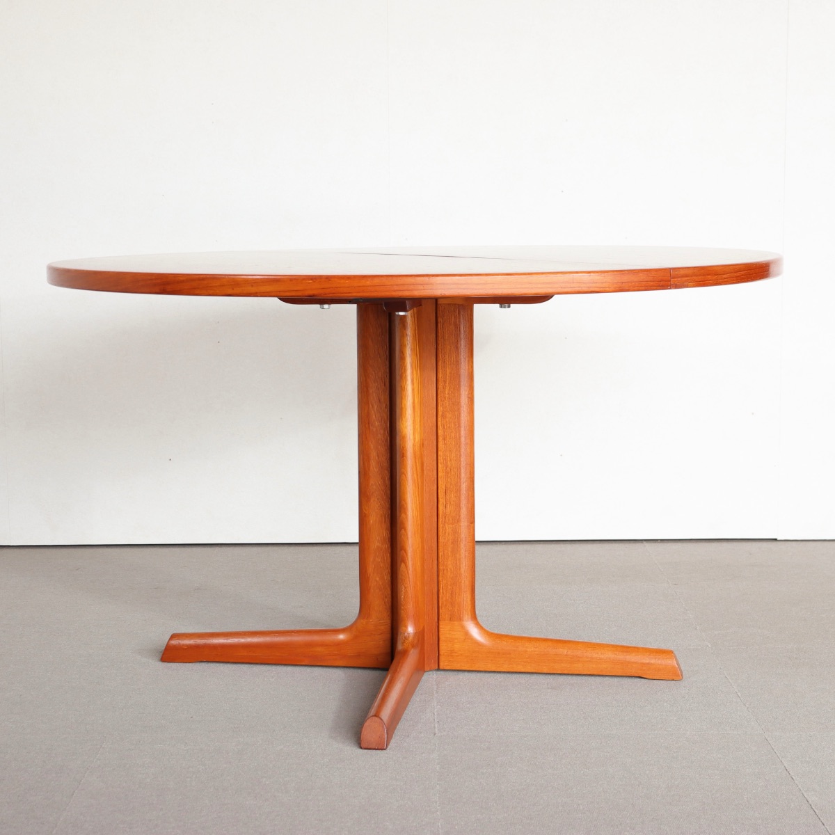 デンマーク製ラウンドダイニングテーブル。チーク材の自然な艶が映えるヴィンテージ。洗練された存在感。