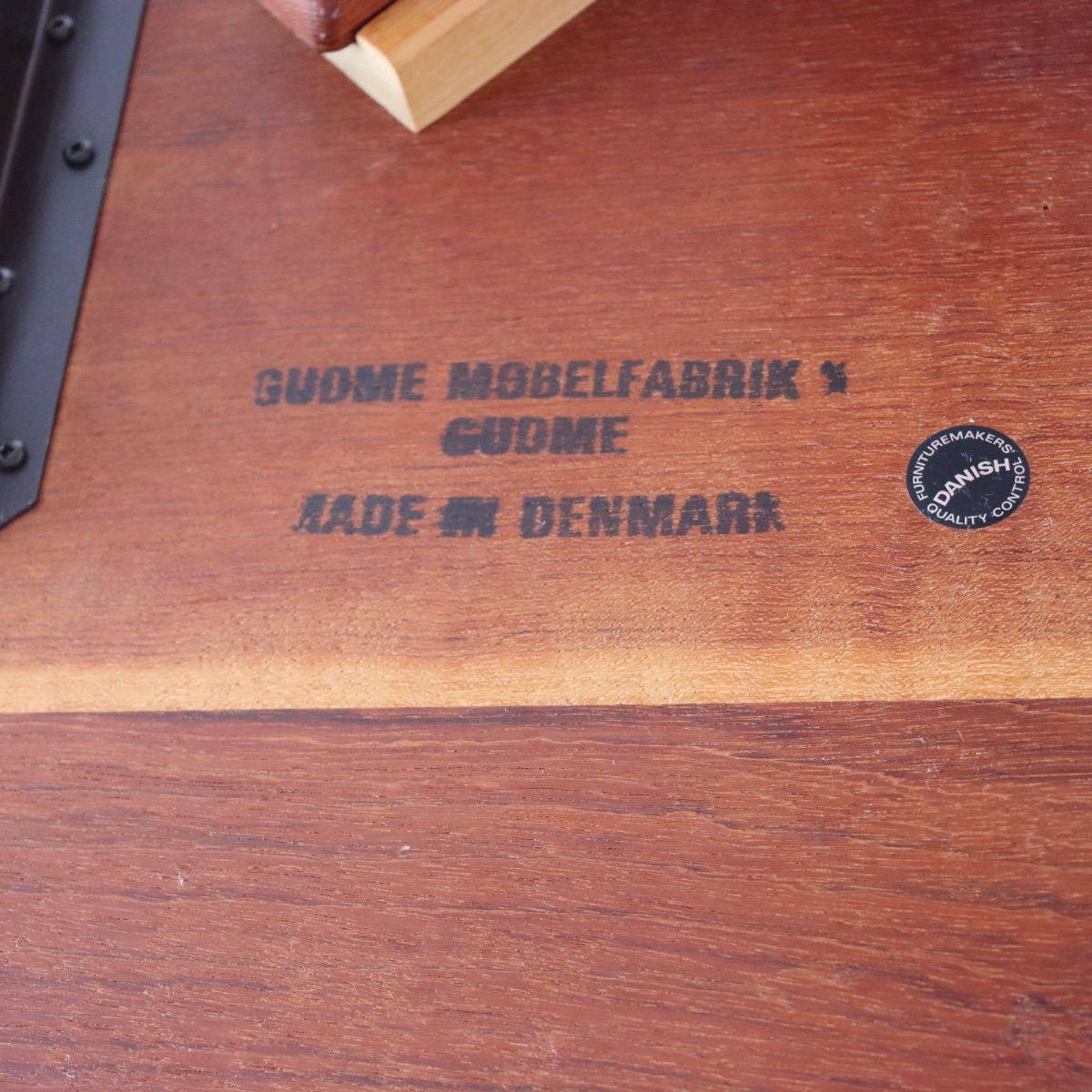 デンマーク製ラウンドダイニングテーブル。チーク材の自然な艶が映えるヴィンテージ。洗練された存在感。