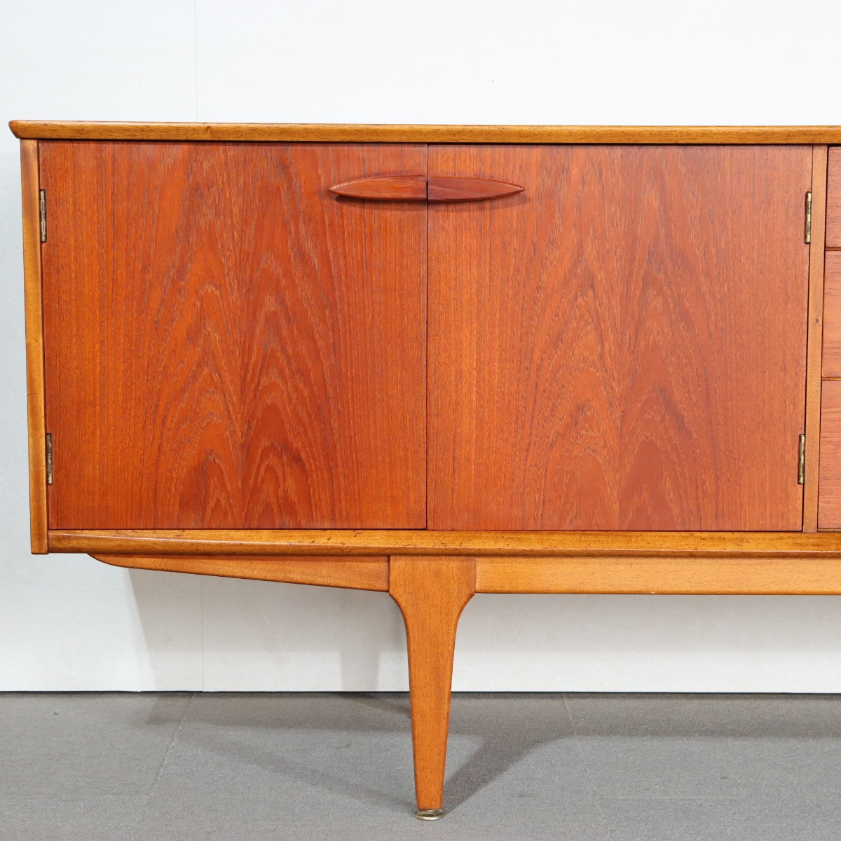 ジェンティークサイドボード。チーク材の深みある艶が印象的なヴィンテージ。価値を感じる仕上がり。