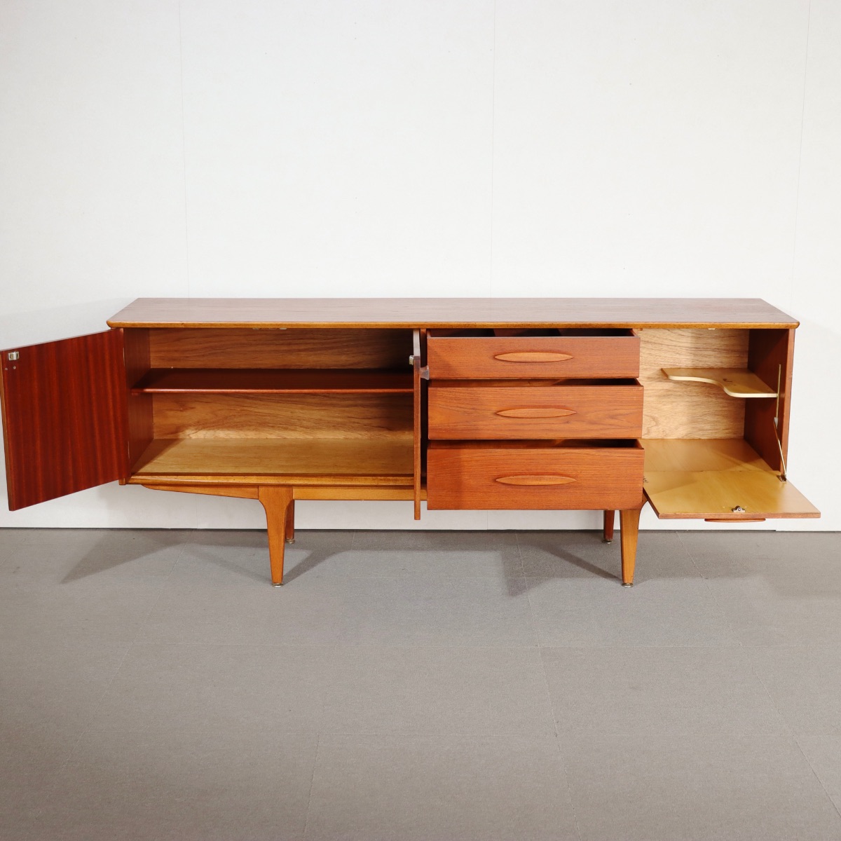 ジェンティークサイドボード。チーク材の深みある艶が印象的なヴィンテージ。価値を感じる仕上がり。