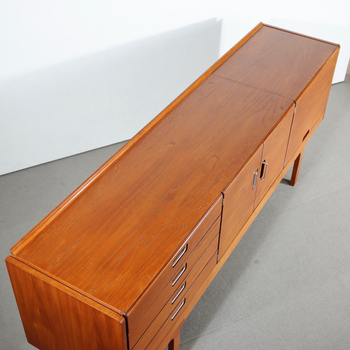 送料込み！ 【ガルルルル～】 MEREDEW 製サイドボード