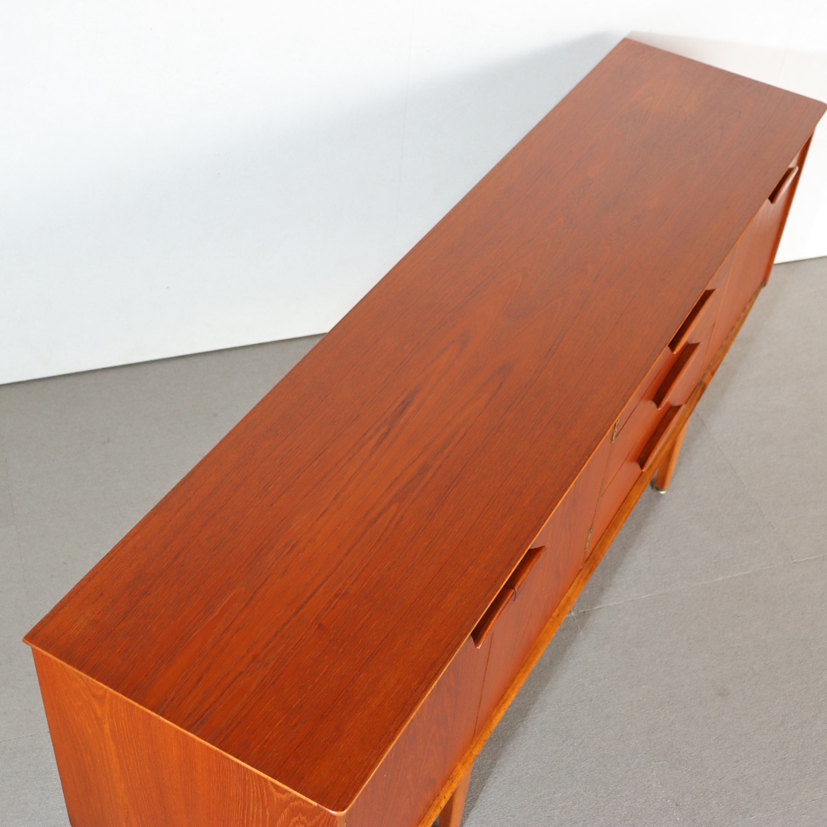 ジェンティークサイドボード。チーク材の深みある艶が印象的なヴィンテージ。価値を感じる仕上がり。