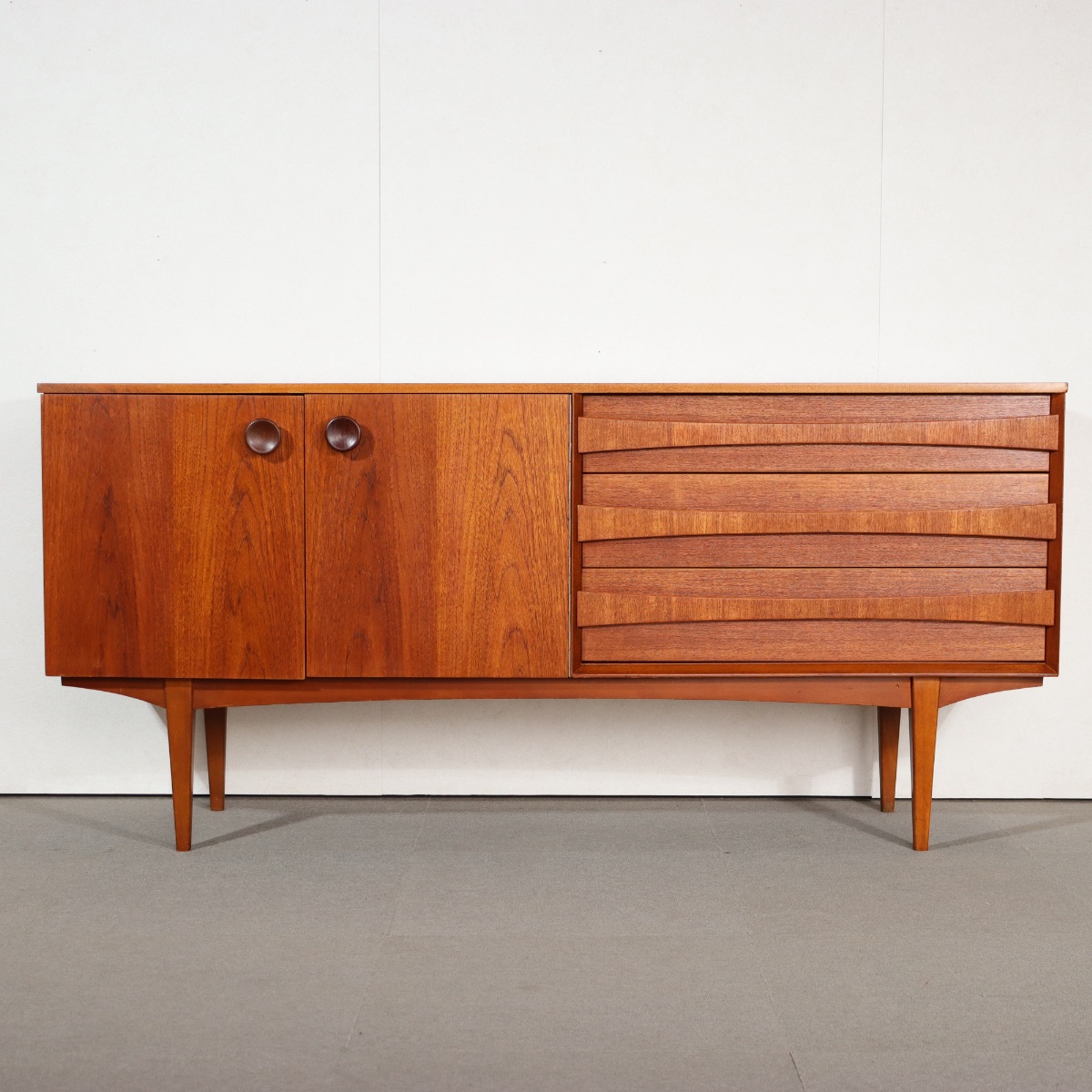 リーバス製サイドボード。チーク材の美しい木目が際立つヴィンテージ家具。空間の主役になる上質な一台。