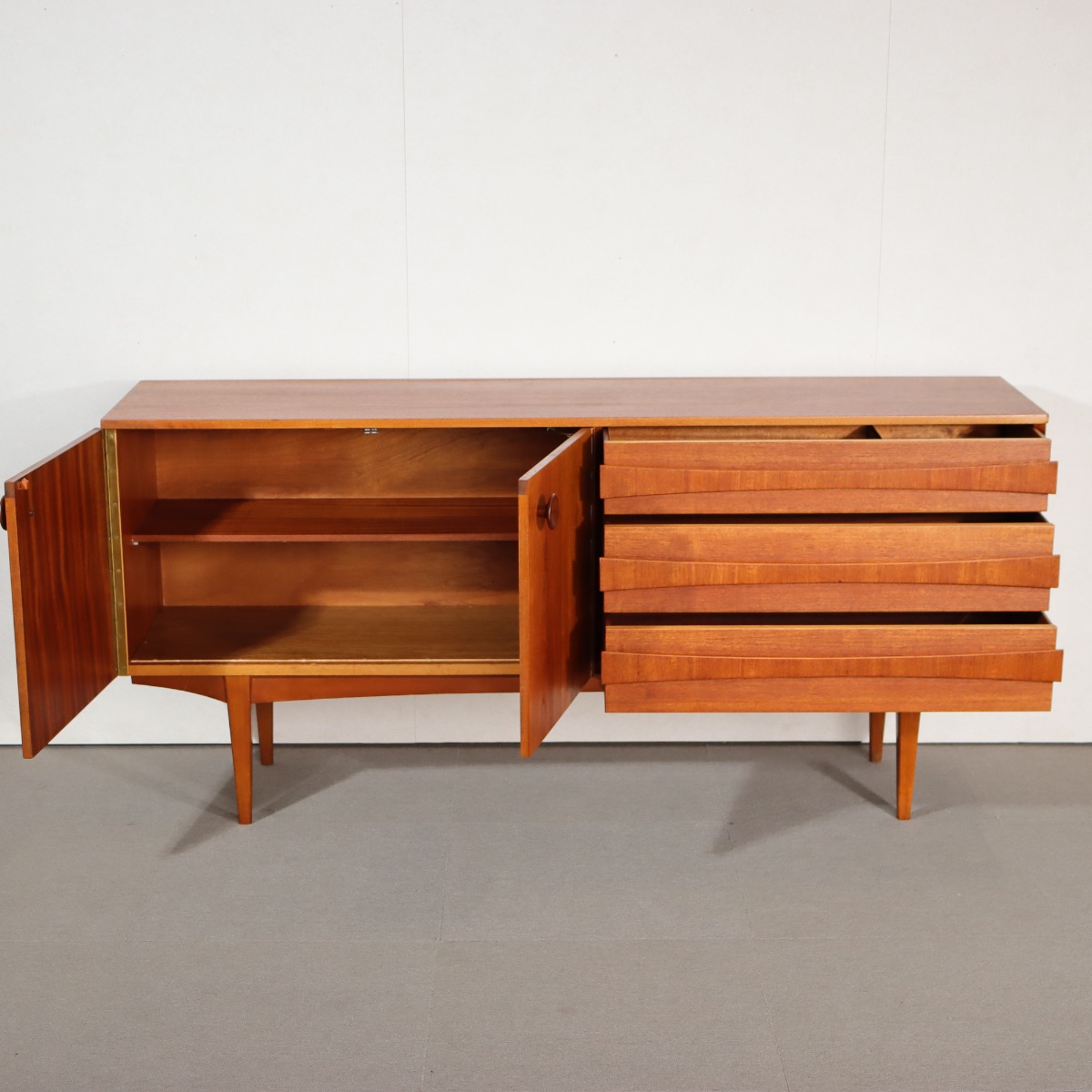 リーバス製サイドボード。チーク材の美しい木目が際立つヴィンテージ家具。空間の主役になる上質な一台。