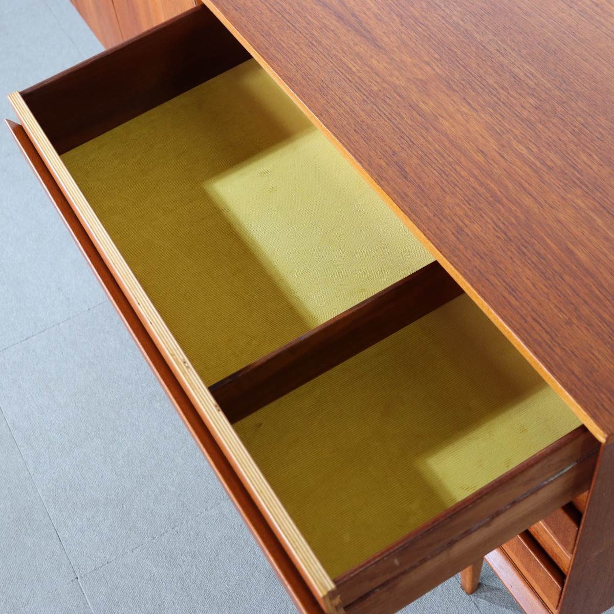 リーバス製サイドボード。チーク材の美しい木目が際立つヴィンテージ家具。空間の主役になる上質な一台。