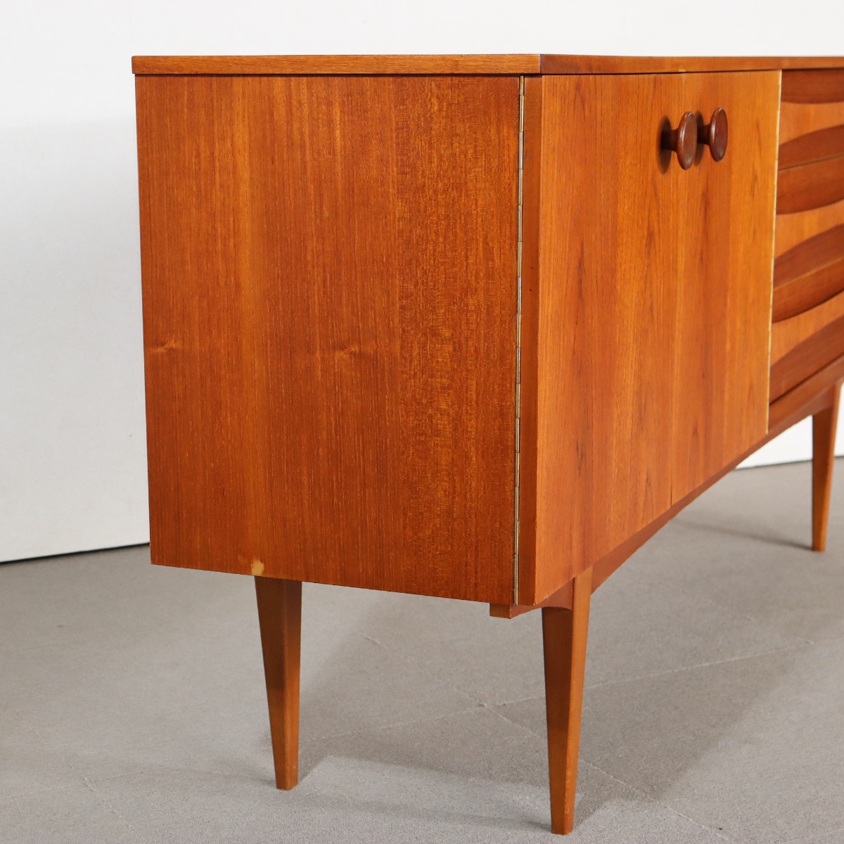 リーバス製サイドボード。チーク材の美しい木目が際立つヴィンテージ家具。空間の主役になる上質な一台。