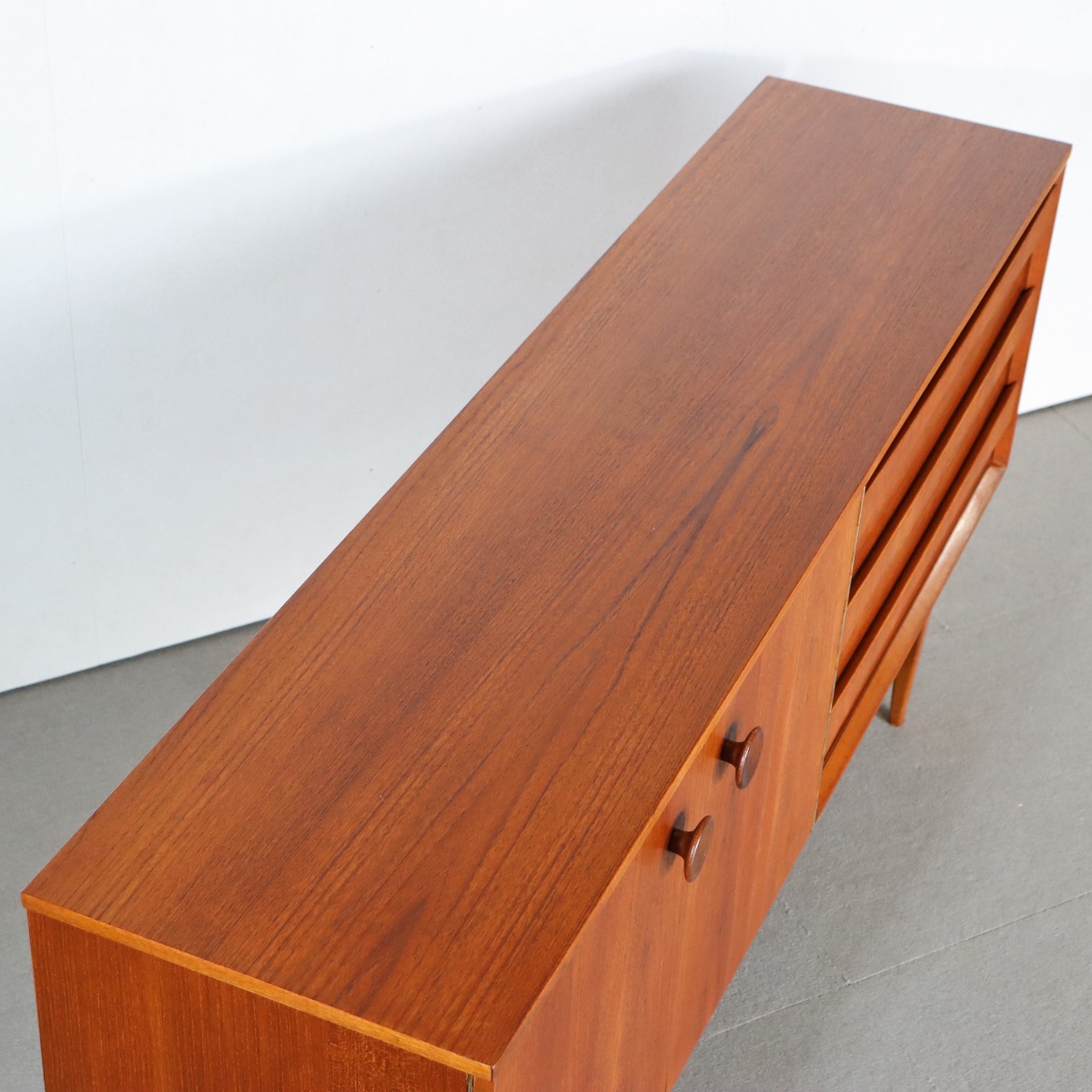 リーバス製サイドボード。チーク材の美しい木目が際立つヴィンテージ家具。空間の主役になる上質な一台。