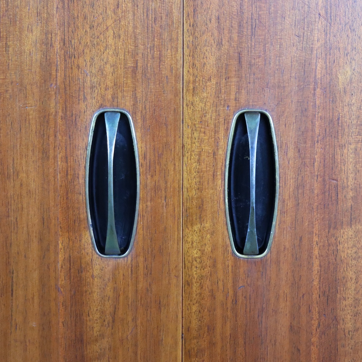 サイドボード。チーク材の木目が豊かなヴィンテージ。高級感漂う佇まい。