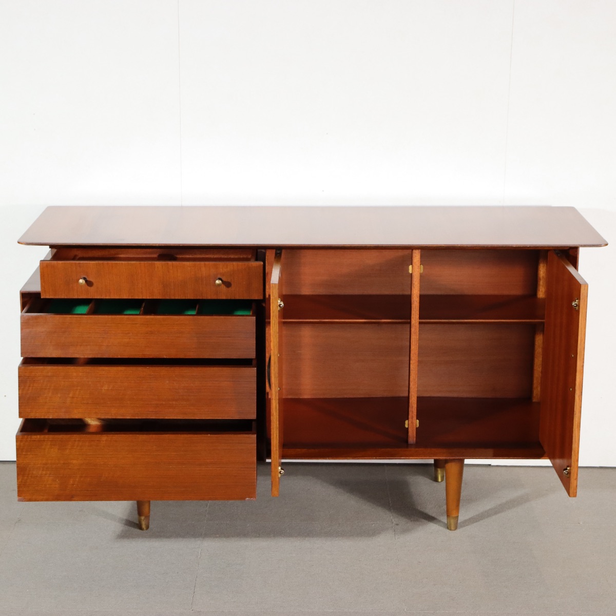 サイドボード。チーク材の木目が豊かなヴィンテージ。高級感漂う佇まい。