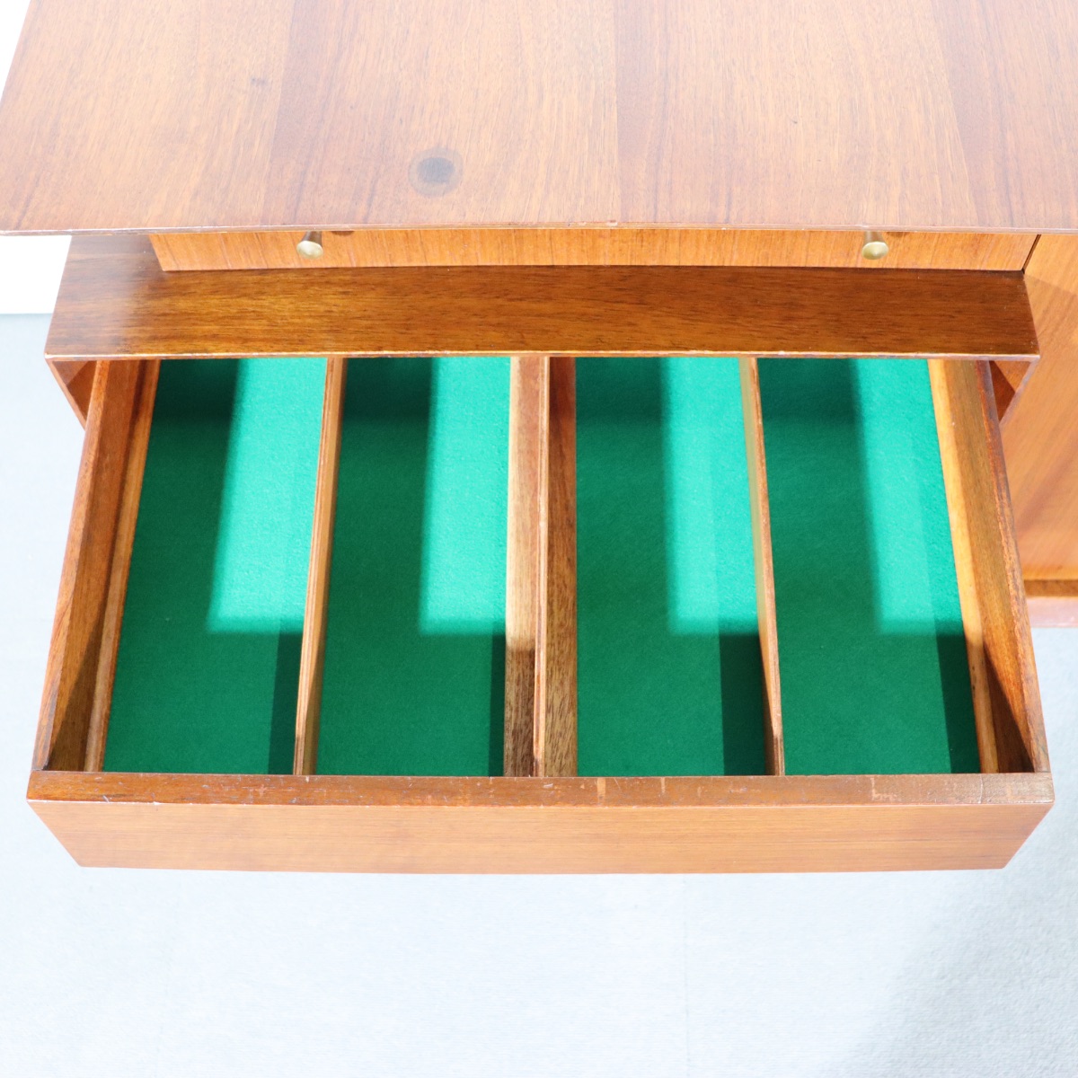 サイドボード。チーク材の木目が豊かなヴィンテージ。高級感漂う佇まい。