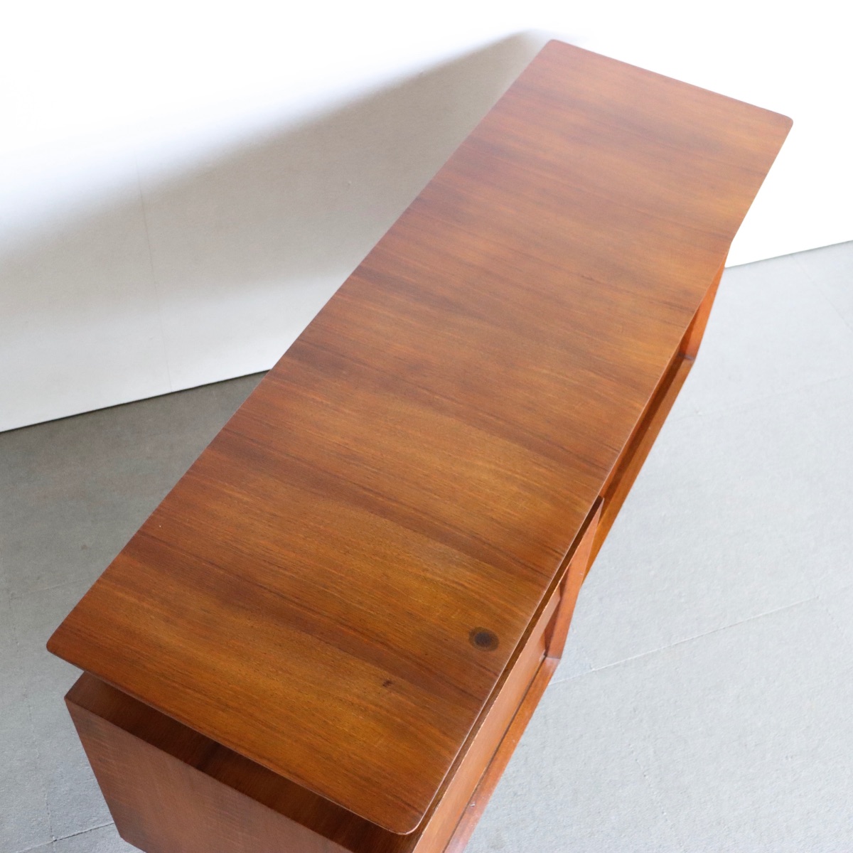 サイドボード。チーク材の木目が豊かなヴィンテージ。高級感漂う佇まい。