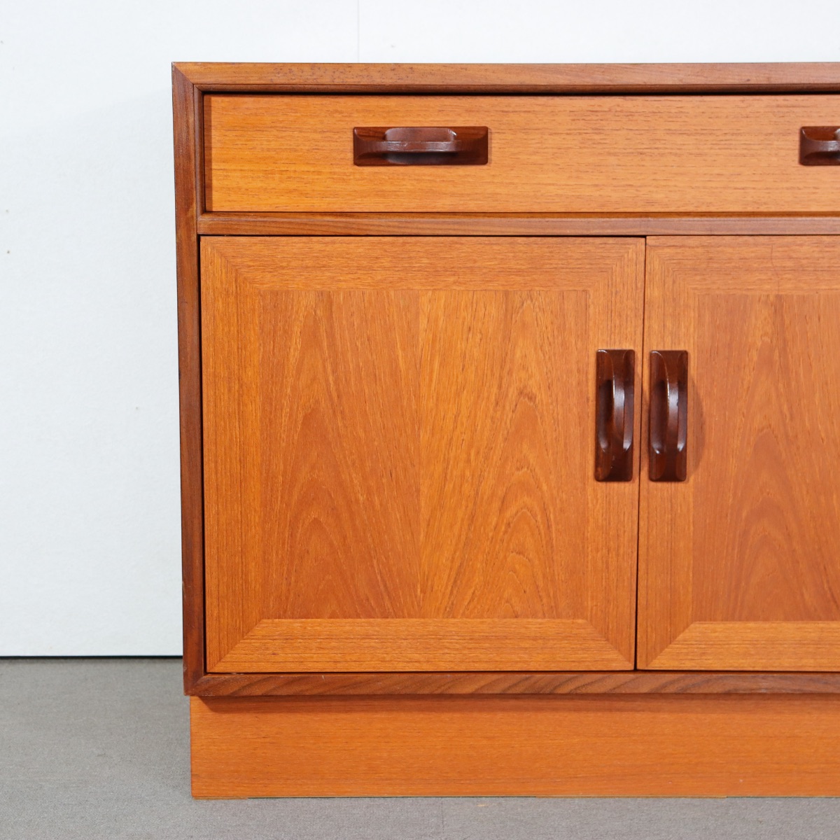 ジープランG-PLANキャビネット。チーク材の穏やかな表情が印象的な北欧ヴィンテージ。静かな一台。
