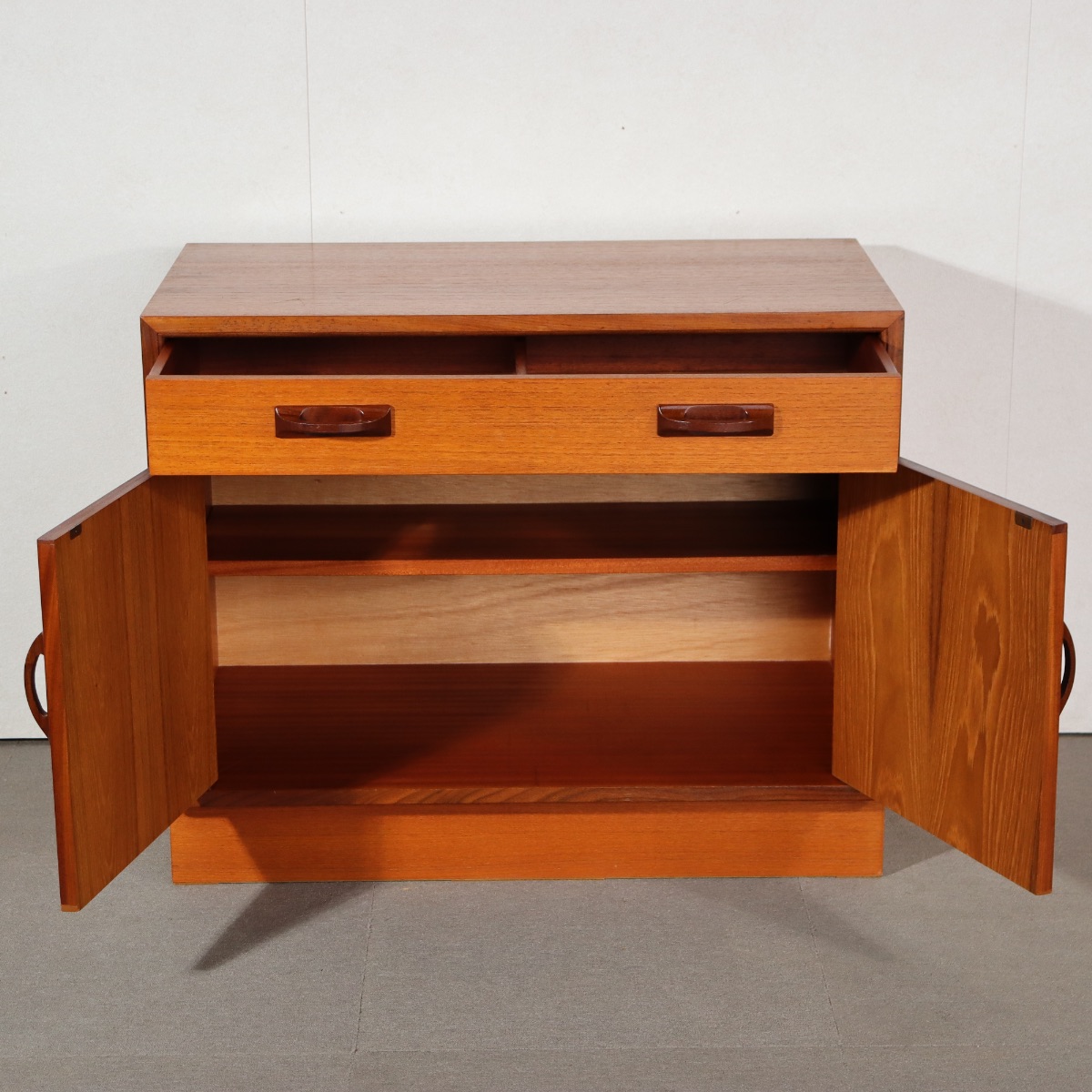 ジープランG-PLANキャビネット。チーク材の穏やかな表情が印象的な北欧ヴィンテージ。静かな一台。