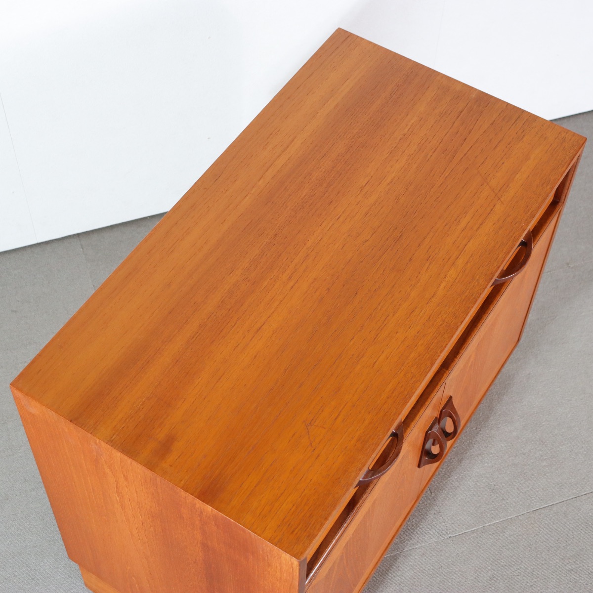 ジープランG-PLANキャビネット。チーク材の穏やかな表情が印象的な北欧ヴィンテージ。静かな一台。