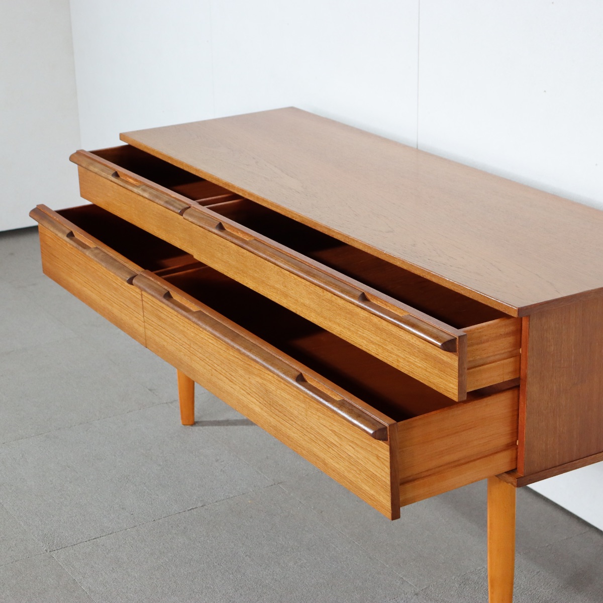 AVALONアヴァロンサイドボード。空間を格上げするヴィンテージ家具。美しい木目が魅力。