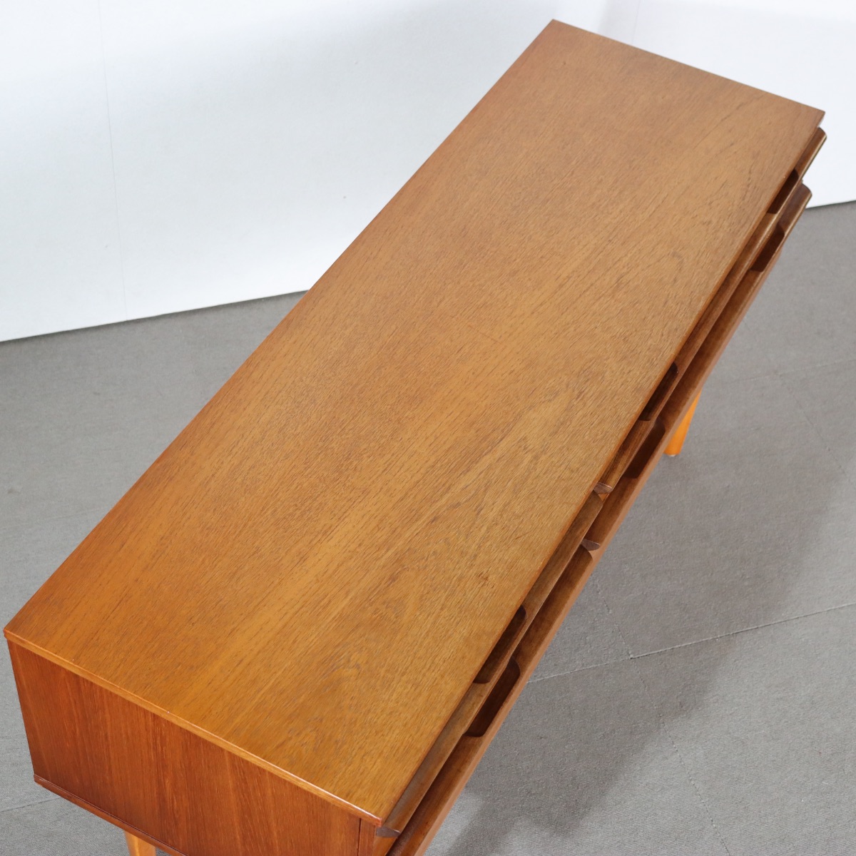 AVALONアヴァロンサイドボード。空間を格上げするヴィンテージ家具。美しい木目が魅力。