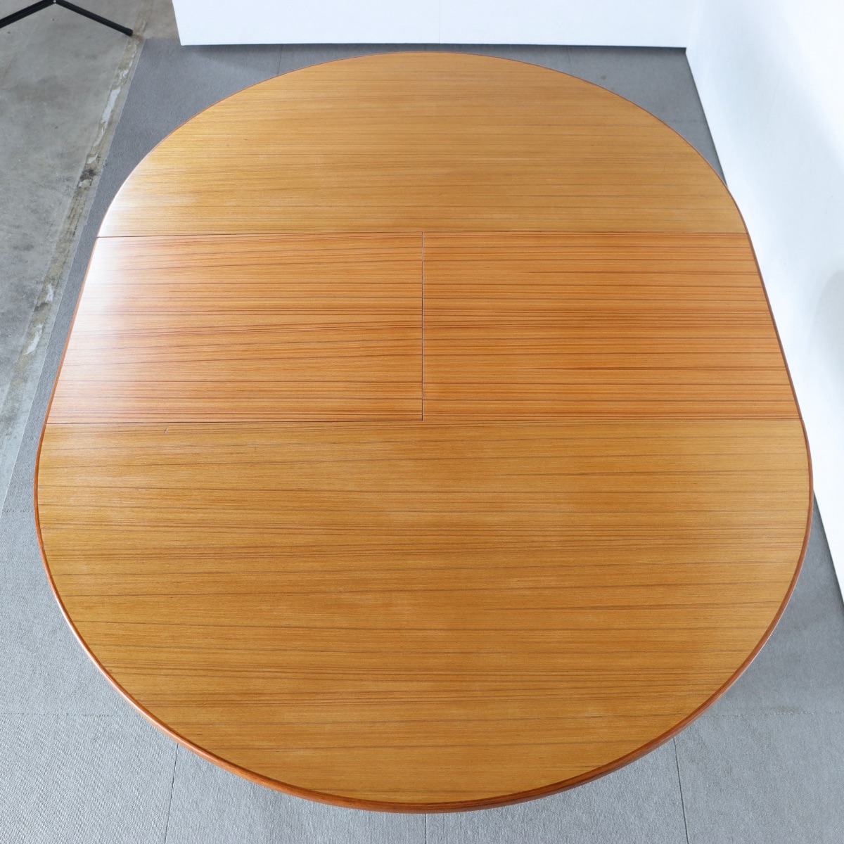 ミーハーな小僧のためのオーセンティックな一品】 ラウンドダイニング