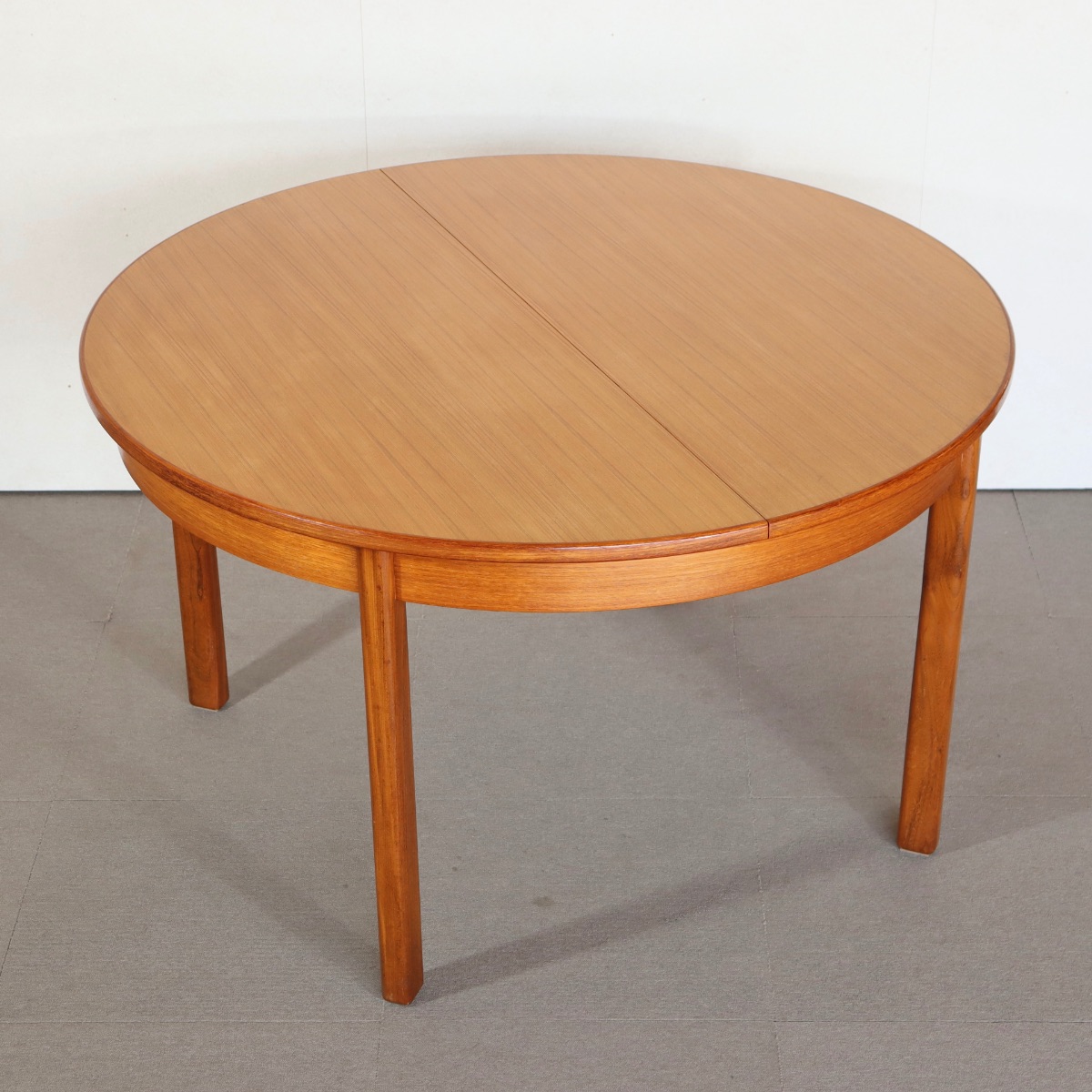 英国ヴィンテージのダイニングテーブル。チークの木目が描く柔らかな表情。北欧ヴィンテージらしい優しい存在感。