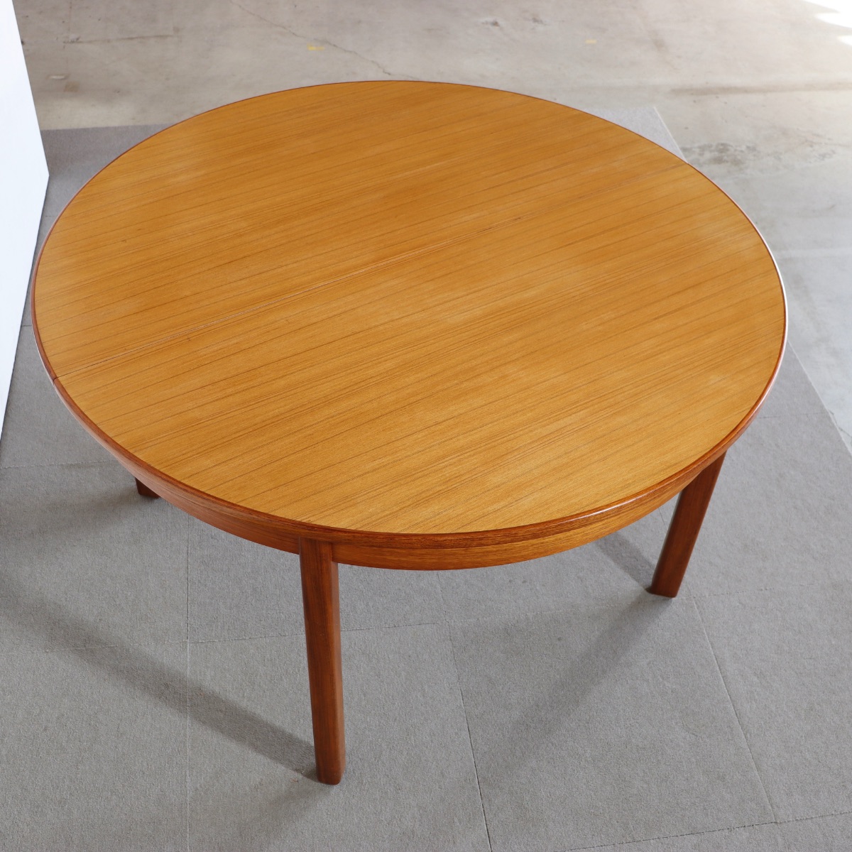 ミーハーな小僧のためのオーセンティックな一品】 ラウンドダイニング