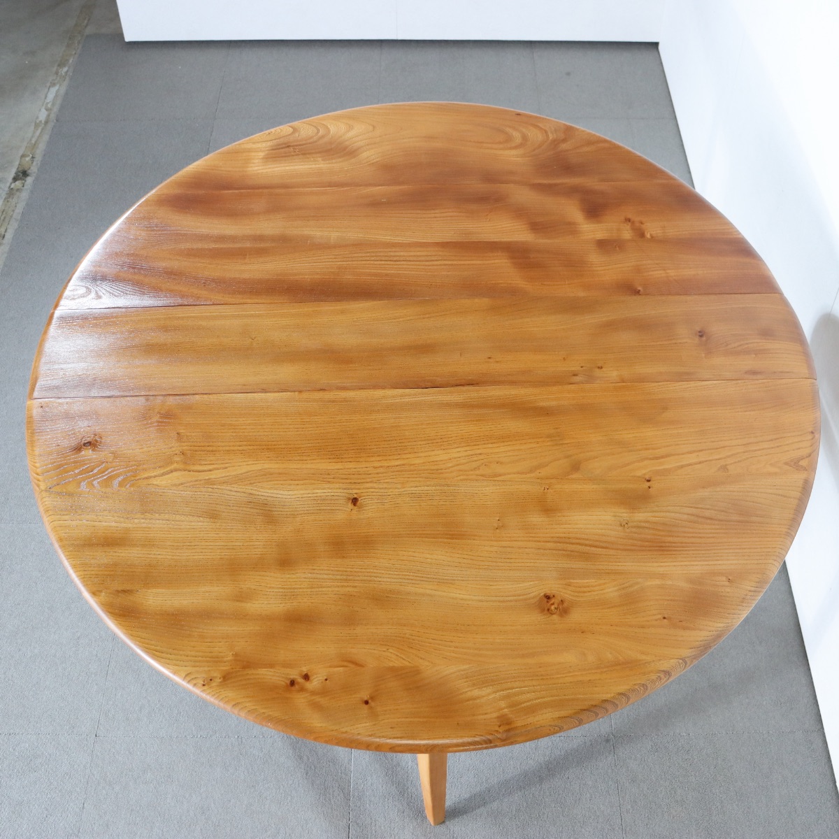 アーコールERCOLダイニングテーブル。空間の主役になるヴィンテージ家具。洗練された佇まい。