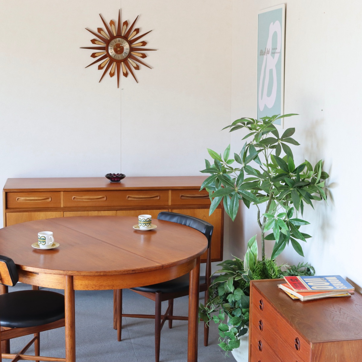 ヴィンテージのダイニングテーブルとサイドボードを使ったインテリア