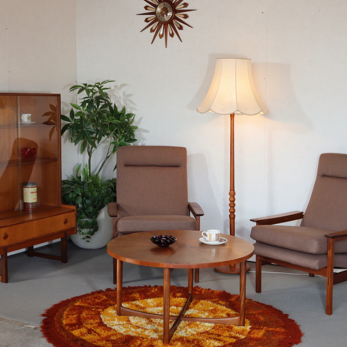 ヴィンテージのコーヒーテーブルとソファを使ったインテリア