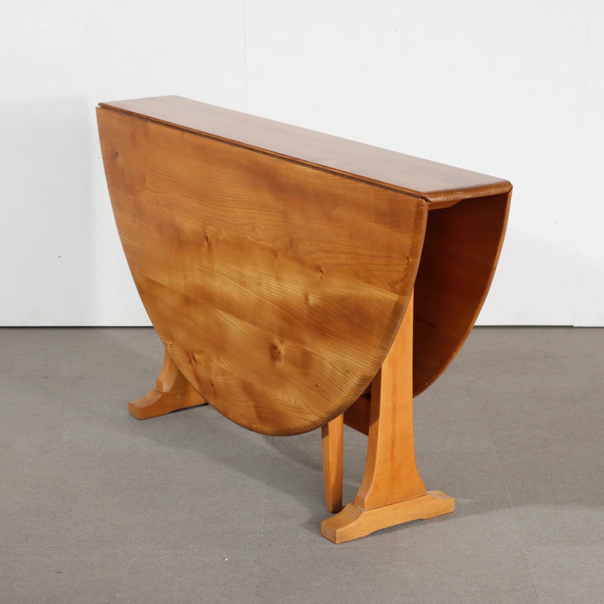 アーコールERCOLダイニングテーブル。空間の主役になるヴィンテージ家具。洗練された佇まい。