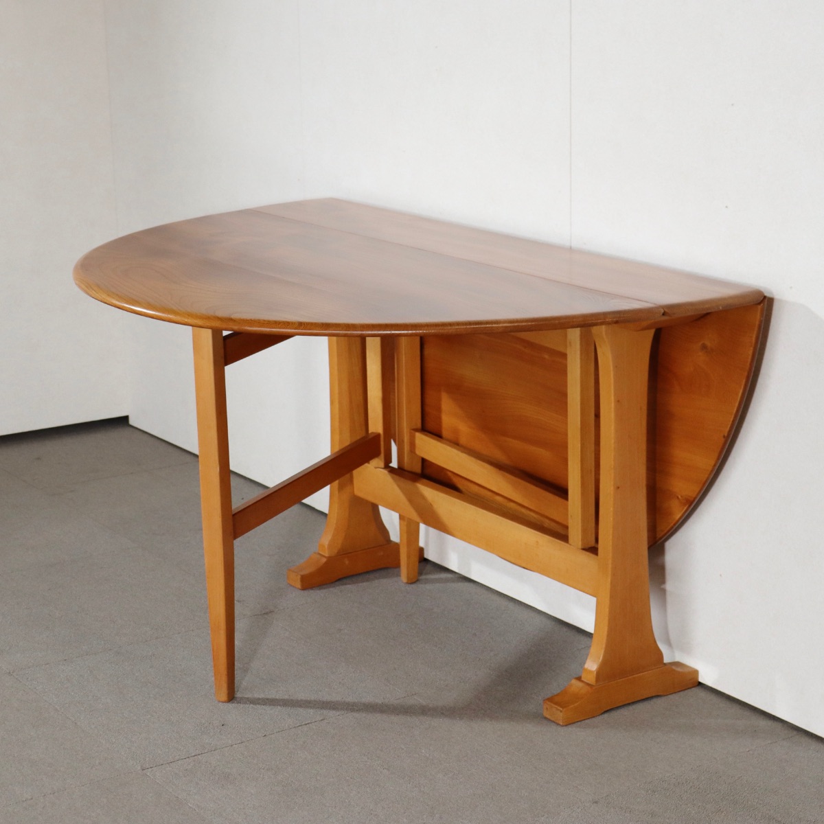 アーコールERCOLダイニングテーブル。空間の主役になるヴィンテージ家具。洗練された佇まい。