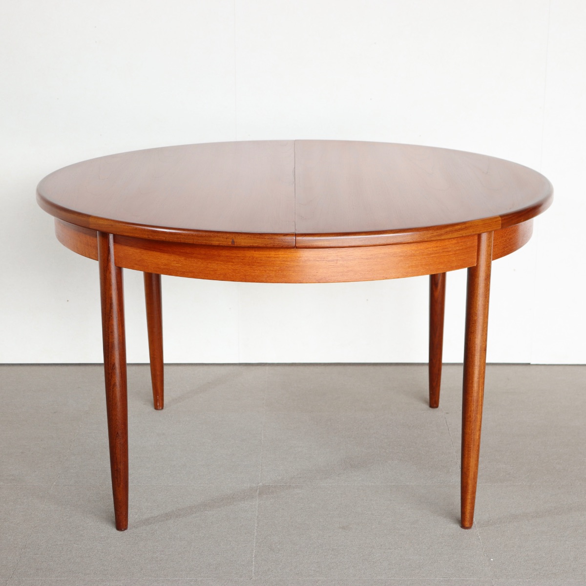 ジープランG-PLANラウンドダイニングテーブル。上質な木目が際立つヴィンテージ家具。所有する喜びを感じる一品。