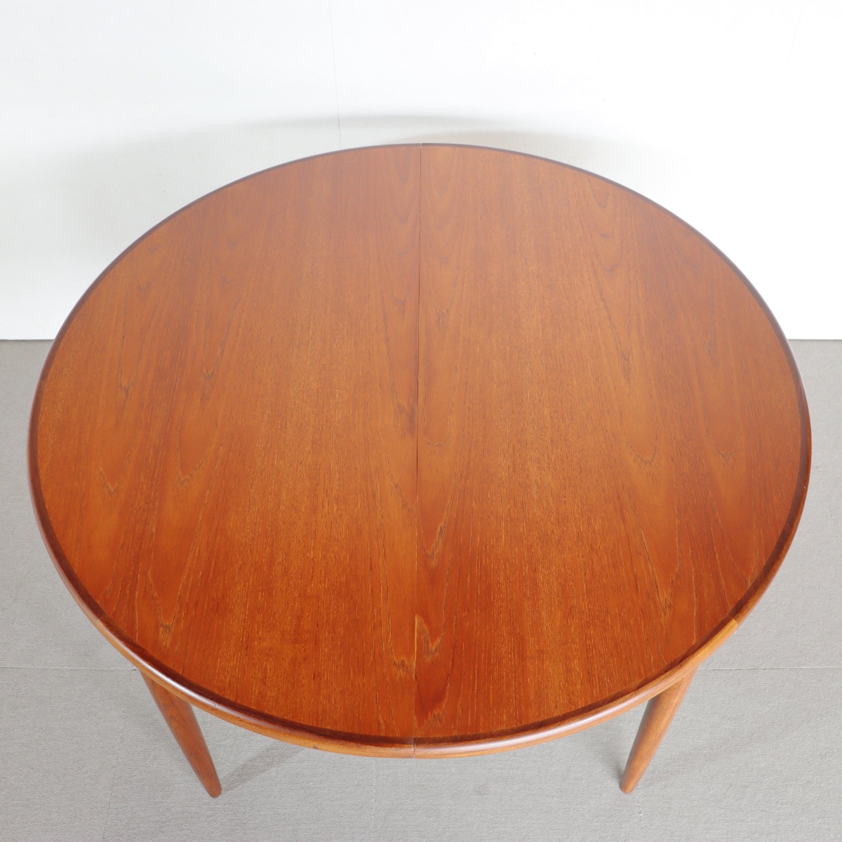 ジープランG-PLANラウンドダイニングテーブル。上質な木目が際立つヴィンテージ家具。所有する喜びを感じる一品。