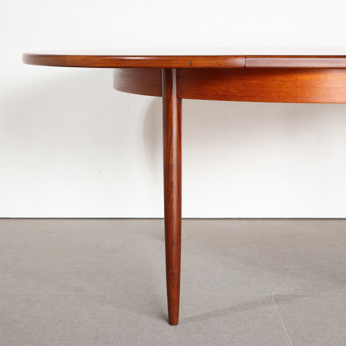 ジープランG-PLANラウンドダイニングテーブル。上質な木目が際立つヴィンテージ家具。所有する喜びを感じる一品。