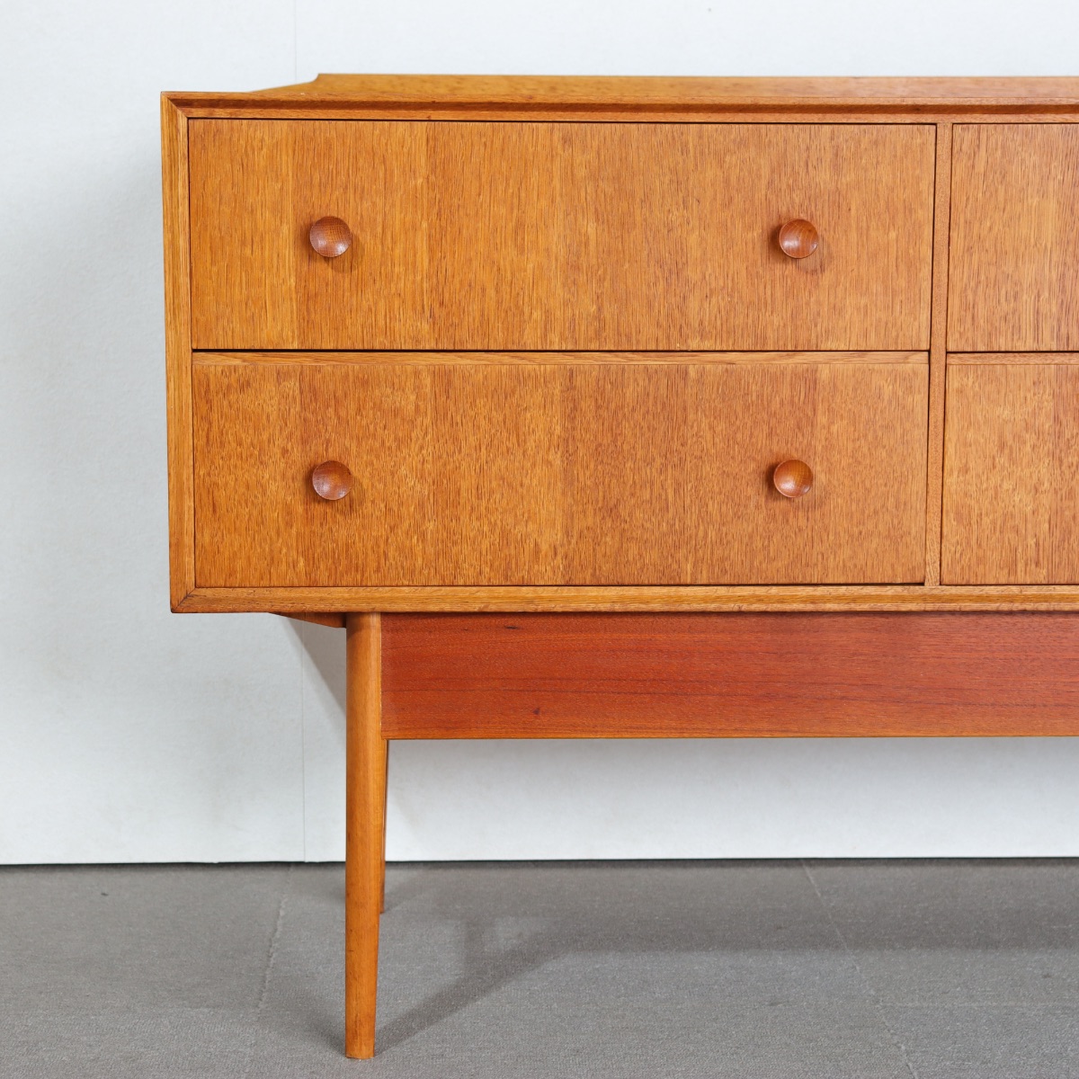 メレデューMEREDEWサイドボード。上質な仕上がりが魅力のヴィンテージ家具。長く愛用できる一台。