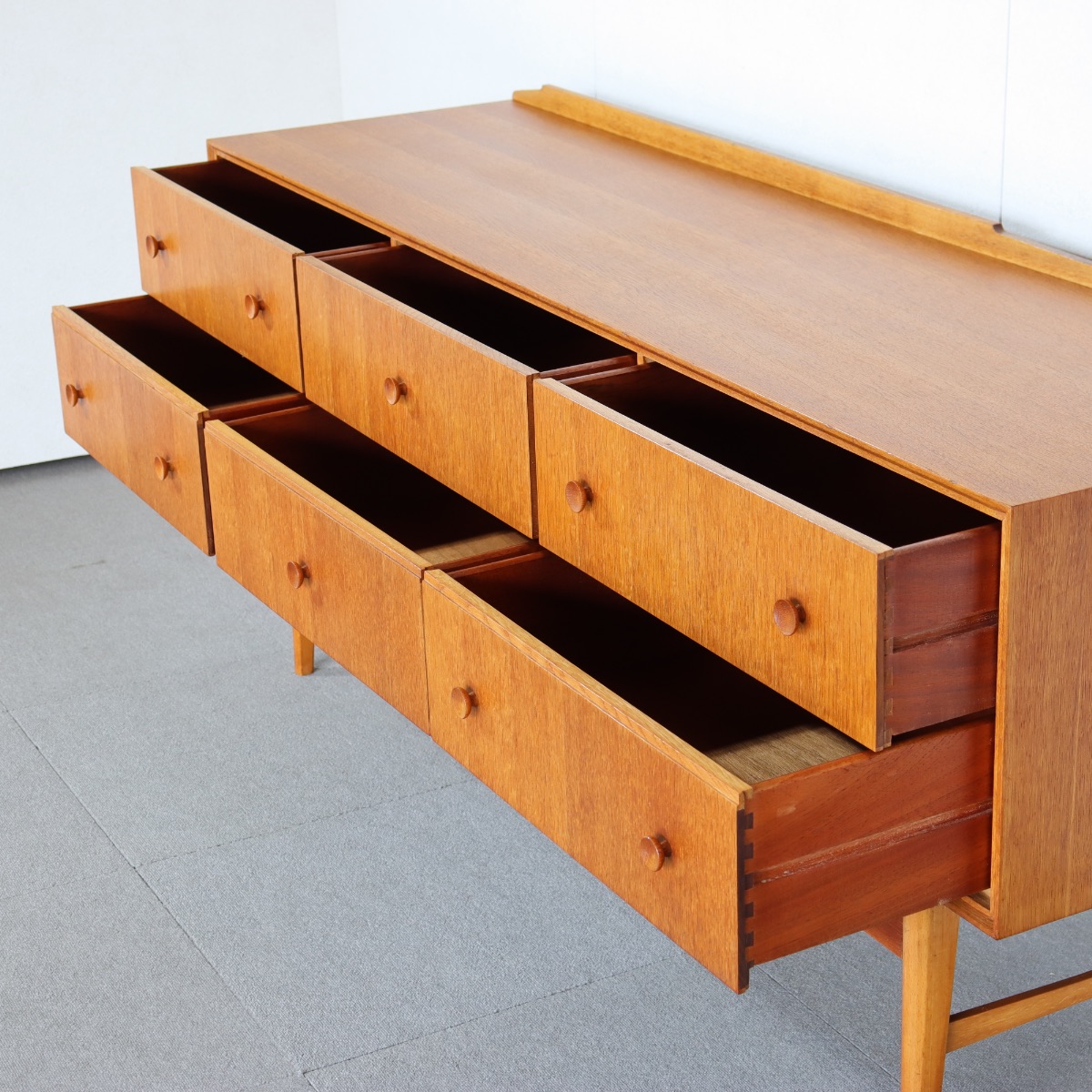 メレデューMEREDEWサイドボード。上質な仕上がりが魅力のヴィンテージ家具。長く愛用できる一台。