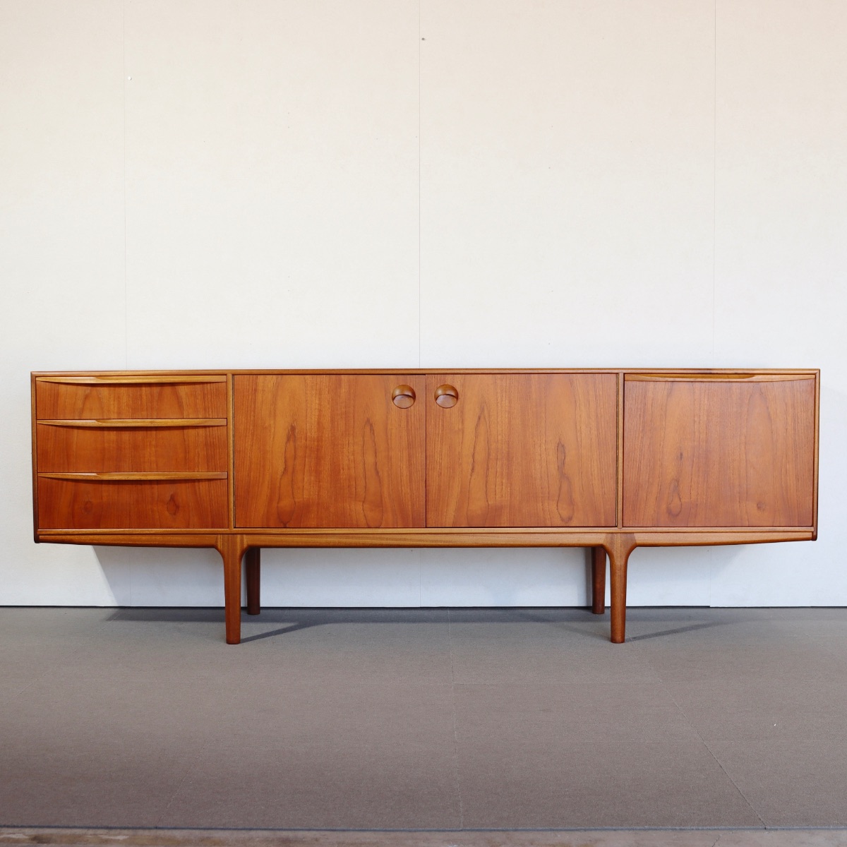 マッキントッシュDunfermlineサイドボード。チーク材の自然な木目が際立つヴィンテージ。洗練された一台。