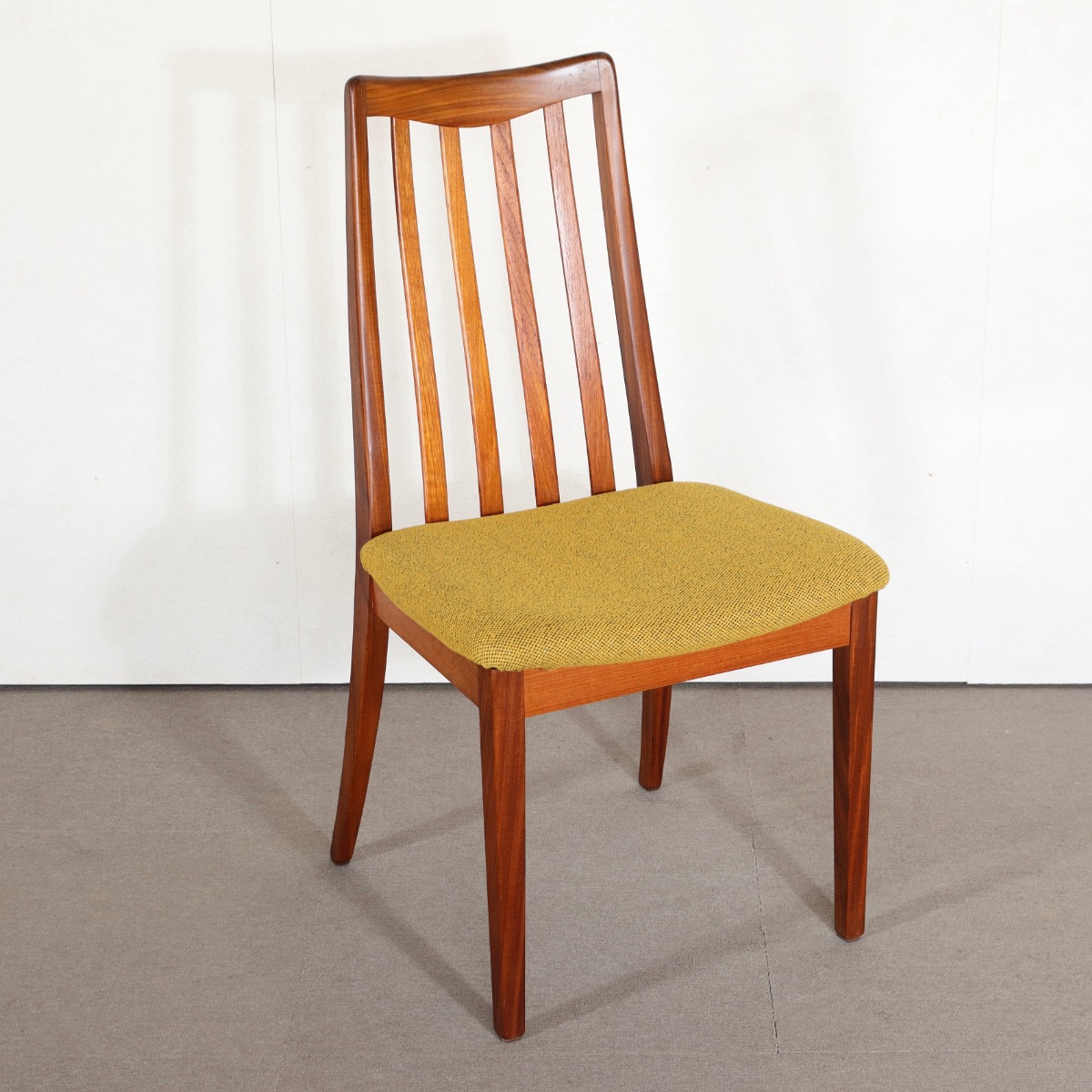 ジープランG-PLANのダイニングチェア。木目の流れが穏やかなチーク材北欧ヴィンテージ。空間に静かな温もりを添える一台。