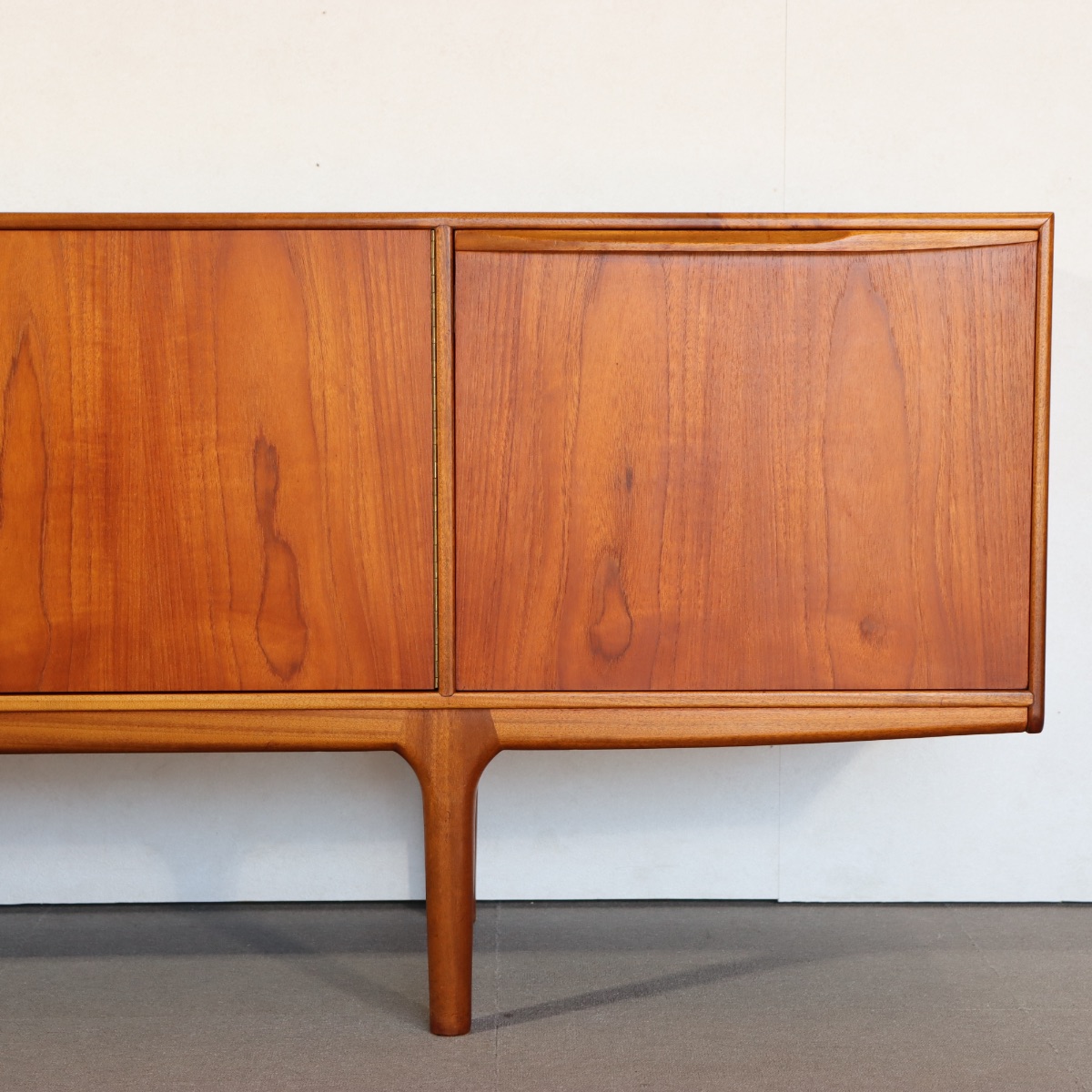 マッキントッシュDunfermlineサイドボード。チーク材の自然な木目が際立つヴィンテージ。洗練された一台。