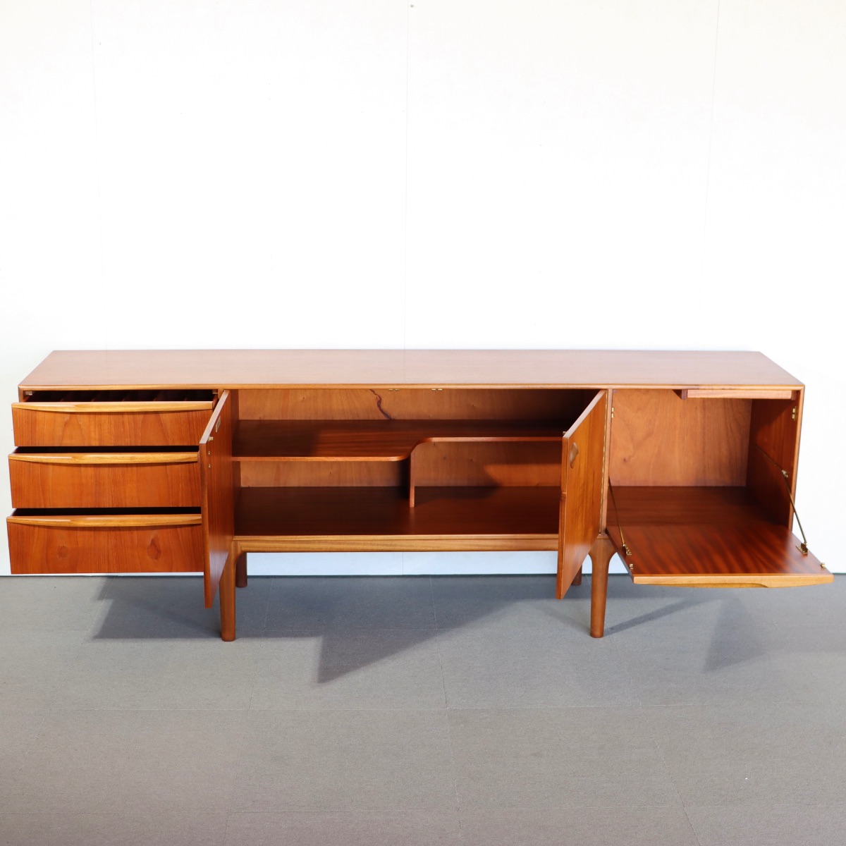 マッキントッシュDunfermlineサイドボード。チーク材の自然な木目が際立つヴィンテージ。洗練された一台。