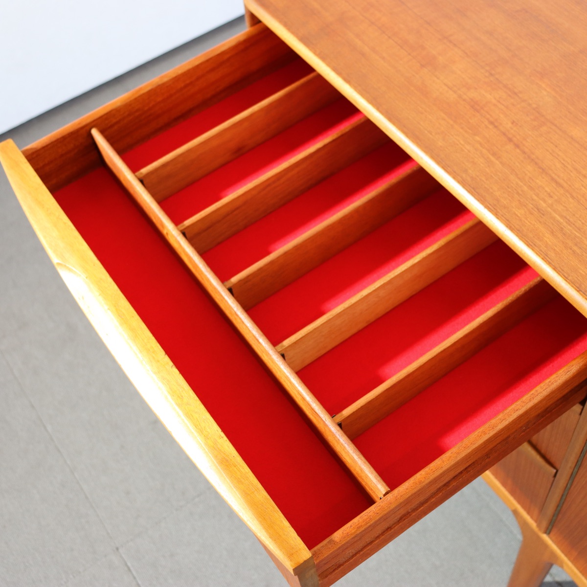 マッキントッシュDunfermlineサイドボード。チーク材の自然な木目が際立つヴィンテージ。洗練された一台。