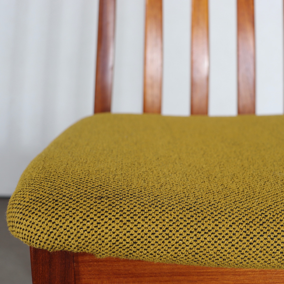 ジープランG-PLANのダイニングチェア。木目の流れが穏やかなチーク材北欧ヴィンテージ。空間に静かな温もりを添える一台。