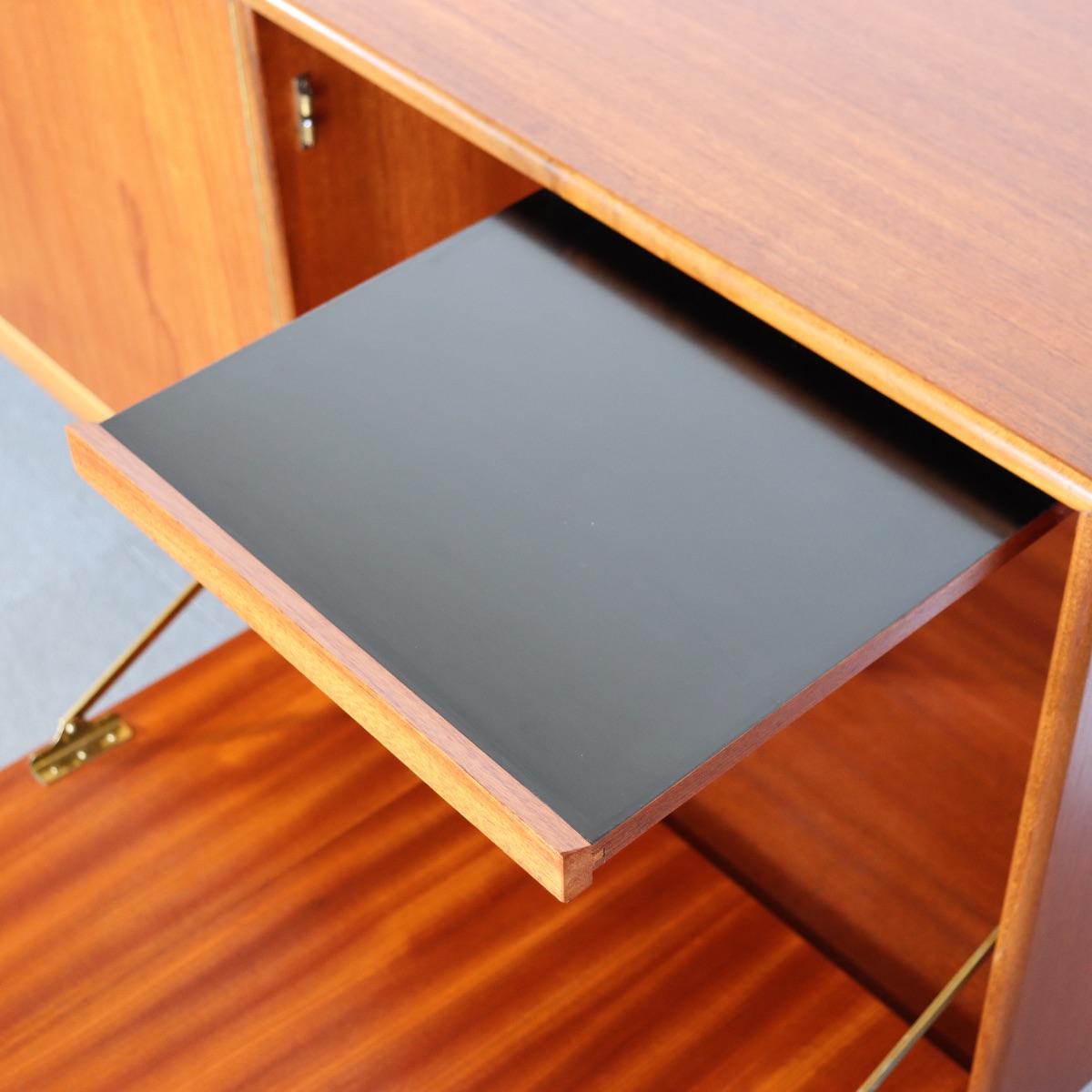 マッキントッシュDunfermlineサイドボード。チーク材の自然な木目が際立つヴィンテージ。洗練された一台。