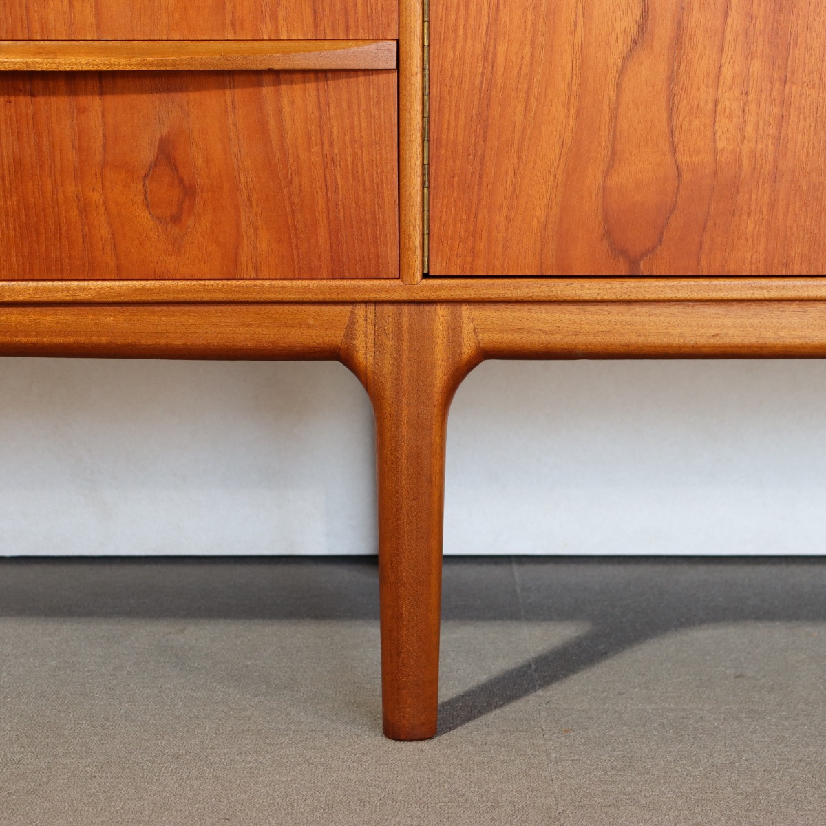 マッキントッシュDunfermlineサイドボード。チーク材の自然な木目が際立つヴィンテージ。洗練された一台。