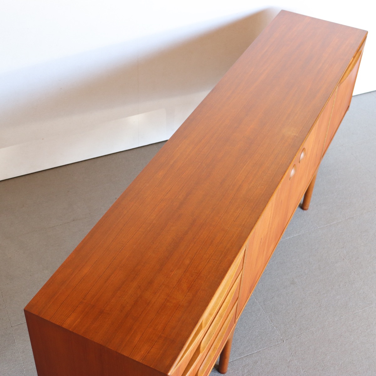 マッキントッシュDunfermlineサイドボード。チーク材の自然な木目が際立つヴィンテージ。洗練された一台。