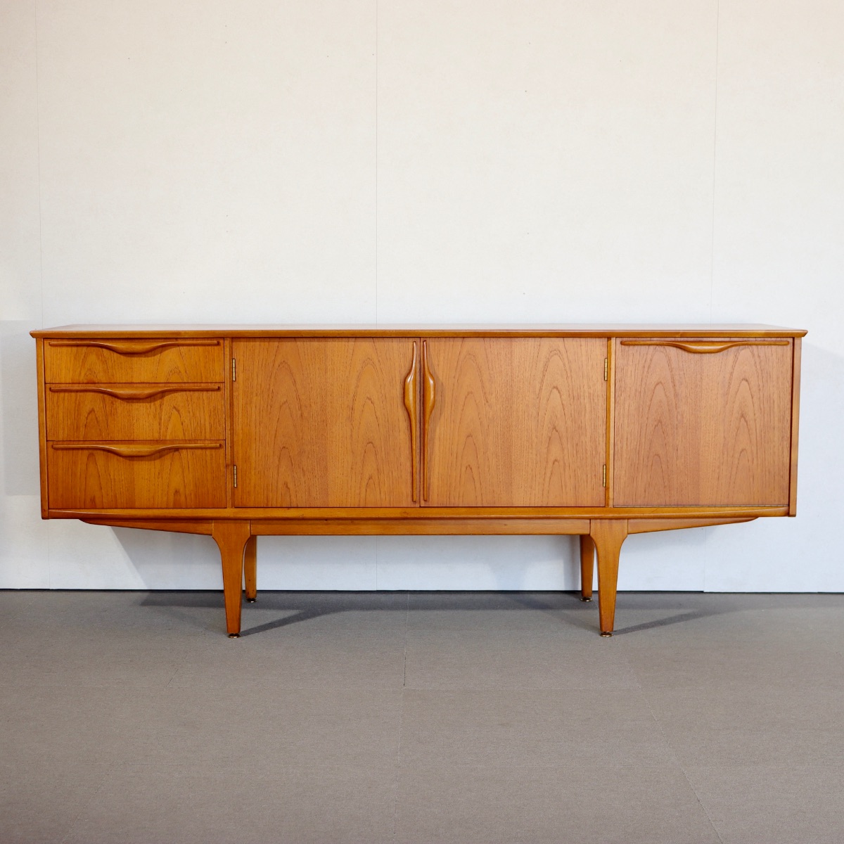 ジェンティークサイドボード。チーク材の深い色味が美しいヴィンテージ。空間に映える一台。